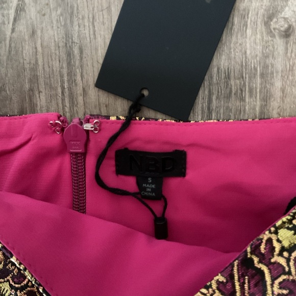 Revolve NBD Tommi Mini Skirt in Gold & Magenta Size Small NWT - Picture 4 of 5